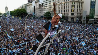 Fan mạo hiểm tính mạng ăn mừng Messi và Argentina vào chung kết World Cup 2022