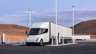 Tài xế kỳ cựu phàn nàn về Tesla Semi: Buồng lái phù hợp với siêu xe hơn là xe tải