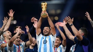 Streamer 'số hưởng' nhất gọi tên Aguero: Nâng cúp vàng World Cup, ngủ cùng Messi trước chung kết