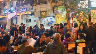 Khai trương phố ẩm thực đêm kết hợp đi bộ mới toanh ở Hà Nội: Có gì đặc sắc cho giới trẻ khám phá?