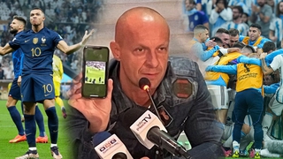 Trọng tài giơ điện thoại để bảo vệ bàn thắng của Messi ở chung kết World Cup