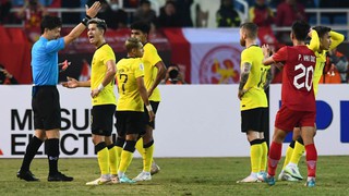 Cầu thủ Malaysia nhận thẻ đỏ vì đánh nguội Văn Hậu ngoài biên