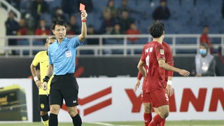 Cựu trọng tài FIFA nói về chiếc thẻ đỏ siêu nhanh của Văn Toàn