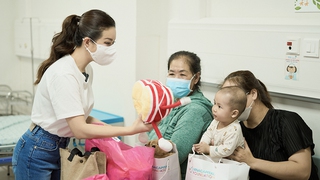 Hoa hậu Thu Hoài bật khóc khi thăm hỏi các em nhỏ mắc bệnh tim bẩm sinh