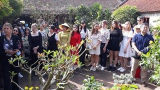 Các đại sứ trải nghiệm Tết cổ truyền Việt Nam tại Làng cổ Đường Lâm 