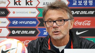 HLV Troussier: ‘Đội tuyển Việt Nam xứng đáng có 2,3 bàn thắng’