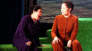 'Bông cánh cò' gây xúc động cả trên sàn diễn và sau cánh gà