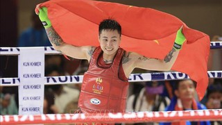 Được mệnh danh là 'Độc cô cầu bại' như Nguyễn Trần Duy Nhất, nữ võ sĩ Việt Nam cố tình không knock-out đối thủ Campuchia nhưng vẫn đoạt HCV