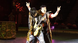Khi rocker 'làm xiếc'