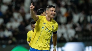 Vượt qua Messi, Ronaldo ăn mừng kỷ lục đặc biệt bằng động tác rất quen thuộc