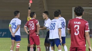 Bóng đá Việt Nam lại để lại ấn tượng cực xấu với màn ẩu đả khiến lực lượng an ninh phải vào cuộc, trọng tài rút 'mưa thẻ đỏ'