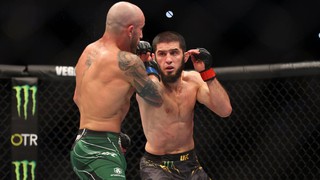 Makhachev đánh bại Volkanovski trong trận đấu lịch sử, bảo vệ thành công đai hạng nhẹ UFC