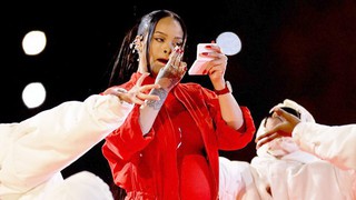 Vì sao chỉ dặm phấn vài giây trên sân khấu Rihanna đã đem lại 132 tỷ đồng?