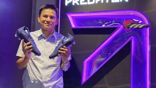 Tranh thủ HAGL nghỉ, Kiatisuk quảng bá mẫu giày 'siêu hot' của Paul Pogba