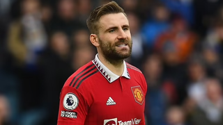 Nhìn ảnh này mới thấy nghị lực phi thường của Luke Shaw