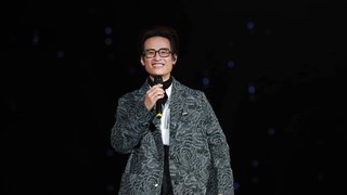 Hà Anh Tuấn mở màn concert bằng tiết mục hát xẩm Bonjour Việt Nam, hàng nghìn khán giả nổi da gà vì xúc động!