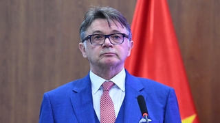 HLV Philippe Troussier diện trang phục trẻ trung, rạng ngời trong ngày nhậm chức HLV trưởng ĐT Việt Nam 