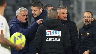 Mourinho nhận thẻ đỏ thứ ba trong mùa khi Roma thua đội áp chót, nhưng vẫn 'lén lút' chỉ dẫn học trò