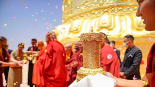 Đại Bảo tháp Kinh Luân ở Lâm Đồng được công nhận Kỷ lục Guinness thế giới: Được làm bằng đồng tinh khiết, dát vàng 24K với trọng lượng 200 tấn, mang nhiều giá trị văn hoá lớn lao 