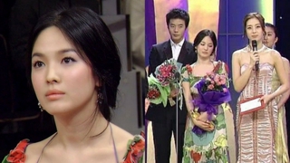 Song Hye Kyo lén làm điều này khi đứng bên tài tử Kwon Sang Woo trên sân khấu 20 năm trước