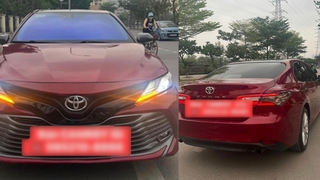 Rao bán Toyota Camry 2.5Q rẻ hơn thị trường 300 triệu, chủ xe thật thà: 'Xe tai nạn làm lại nhưng máy móc còn zin'