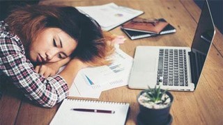 Dân văn phòng tranh thủ từng phút nghỉ trưa mà không biết ngủ sau khi ăn làm tăng nguy cơ đột quỵ, ung thư và hỏng dạ dày
