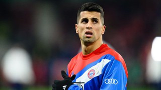 Cancelo 'bật khóc' trên sân tập Bayern vì lặp lại chuyện cũ ở Man City