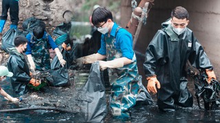 Nhóm bạn trẻ Hà Nội đằm mình vớt rác để những con sông xanh trở lại