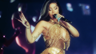 Trang phục của Cardi B bị rách khi đang trình diễn tại Thái Lan, nghe lí do lại càng bất ngờ