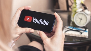 Người Việt kiếm 1.500 tỷ đồng từ YouTube, thu nhập chục tỷ chỉ nhờ "ngồi nhà" đăng video