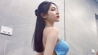 Hot girl từng đạt giải Toán cấp quốc gia 'đốt mắt' fan, diện áo xẻ ngang vòng nhạy cảm