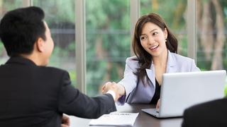 Nhà tuyển dụng nữ hỏi: "Nếu khóa quần của tôi chưa kéo, bạn sẽ nhắc như thế nào?" - Người có EQ cực cao mới có thể giải đáp câu hỏi hóc búa này! 