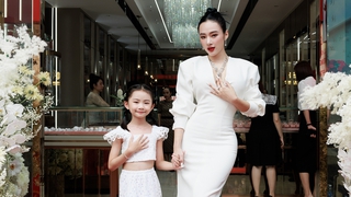 Angela Phương Trinh bất ngờ xuất hiện thanh lịch cùng con gái nuôi trong sự kiện