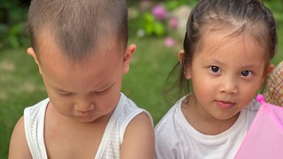 Khoảnh khắc khiến Hà Hồ 'tan chảy': Lisa dỗ dành Leon cực yêu khi cậu út mè nheo không cho ba Kim đi làm