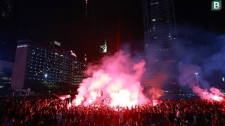 CĐV Indonesia thi nhau đốt pháo sáng; trang của LĐBĐ Thái Lan phải khóa bình luận sau trận chung kết 9 thẻ đỏ