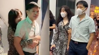 Bắt gặp cảnh Thái Hòa đưa vợ kém 11 tuổi đi làm, giữa trung tâm thương mại mà nắm tay, ôm nhau không rời