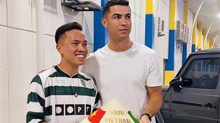 Đỗ Kim Phúc tặng nón lá cho Ronaldo
