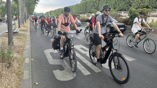 Người dân Paris đi xe đạp để tăng cường sức khỏe và bảo vệ môi trường