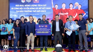 Thầy trò HLV Mai Đức Chung được tiếp sức trước World Cup bằng tiền thưởng và ‘quà độc’