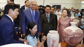 Chủ tịch nước Võ Văn Thưởng và Tổng thống Kazakhstan Kassym-Jomart Tokayev thăm làng gốm Chu Đậu