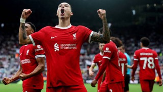 Van Dijk bị đuổi, Nunez hóa người hùng, Liverpool thắng ngược Newcastle để vào top 4 Ngoại hạng Anh