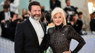 'Người Sói' Hugh Jackman và vợ hơn 13 tuổi phân chia 290 triệu USD như thế nào?