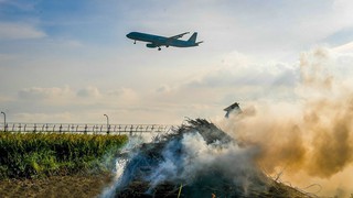 Đốt rơm rạ, chiếu đèn lazer... uy hiếp an toàn bay tại sân bay Nội Bài