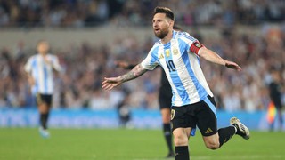 Messi lập hat-trick tuyệt đỉnh, tiến sát kỷ lục kiến tạo trong ngày Argentina thắng với tỉ số tennis