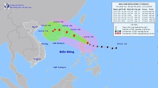 Bão Toraji gần biển Đông, gió giật cấp 15