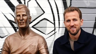 Tượng Harry Kane mất 5 năm để ra mắt, bị chê xấu như tượng Ronaldo