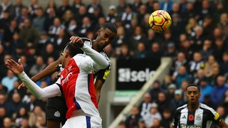 Hàng công bế tắc, Arsenal sảy chân tại St. James' Park