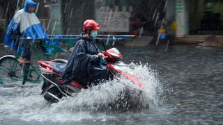 Thời tiết ngày 21/11: Trung Bộ mưa lớn kèm lốc sét, rủi ro thiên tai cấp 1