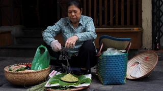 Cuộc sống sau ống kính: Người làng Vòng đi bán cốm Vòng