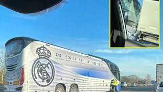 Xe bus chở Real Madrid gặp tai nạn liên hoàn sau trận thua Liverpool